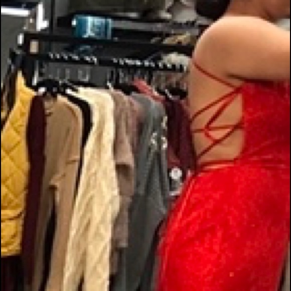 I’m selling because I never wore the dress. - Picture 2 of 3